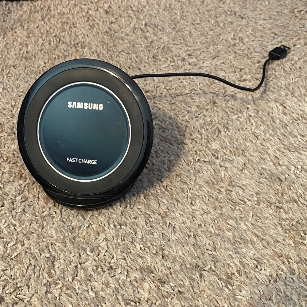 Samsung Black Wireless Charger with USB Cable